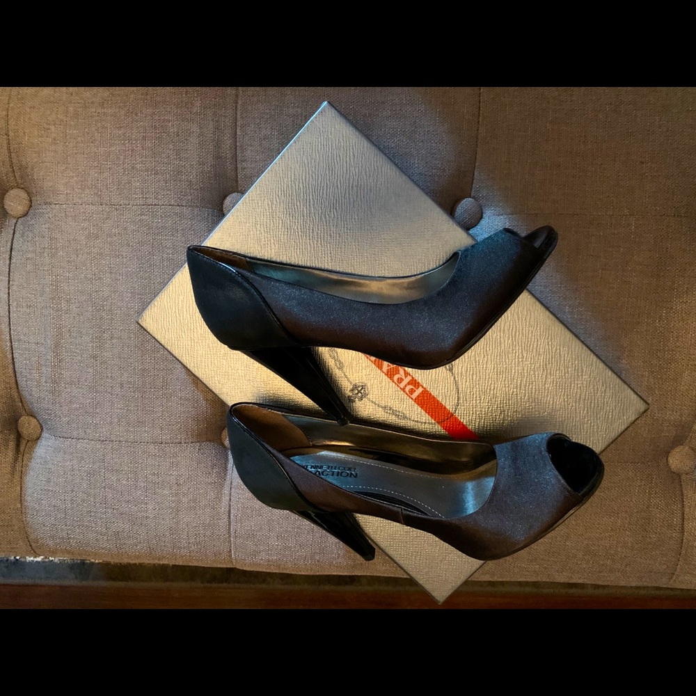 Lovely satin black peep toe pumps❣️🤗